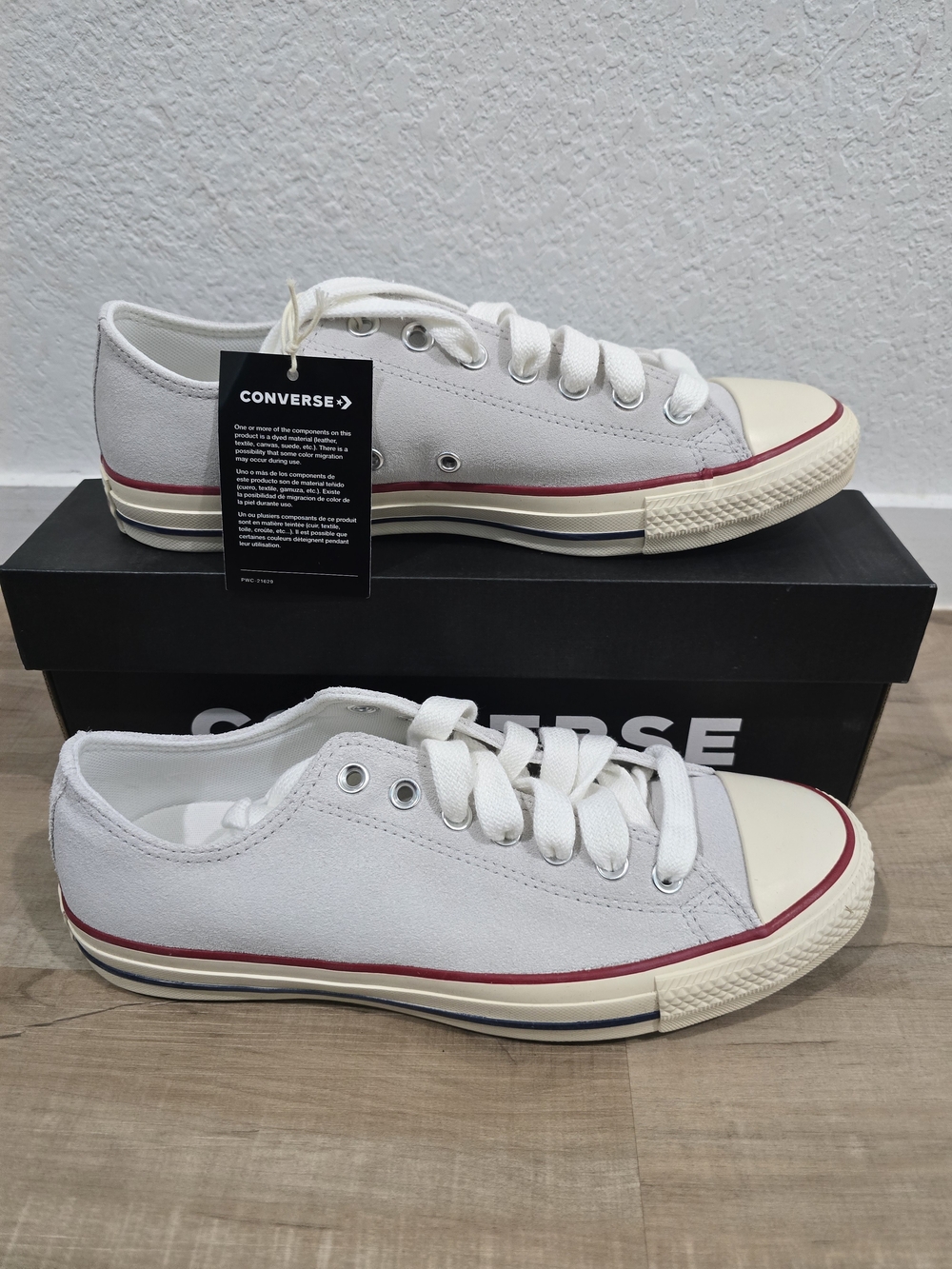 Converse Low Top Canvas Sneakers in Light Gray with Red Trim.8.5M/10.5W